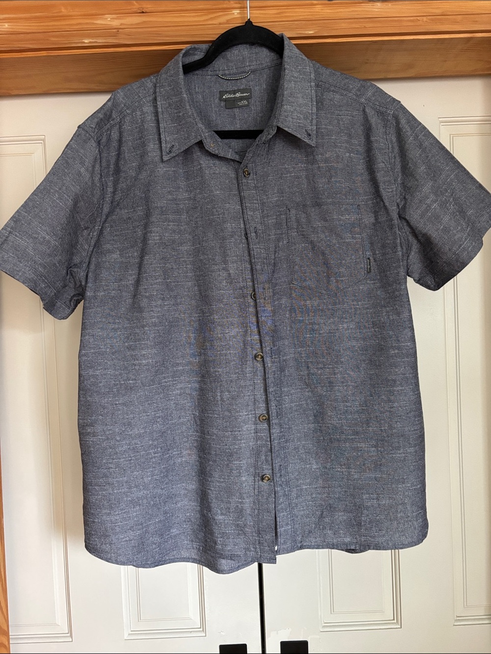 Eddie Bauer Men's Short-Sleeve Button-Down Shirt in Heathered Gray-Blue